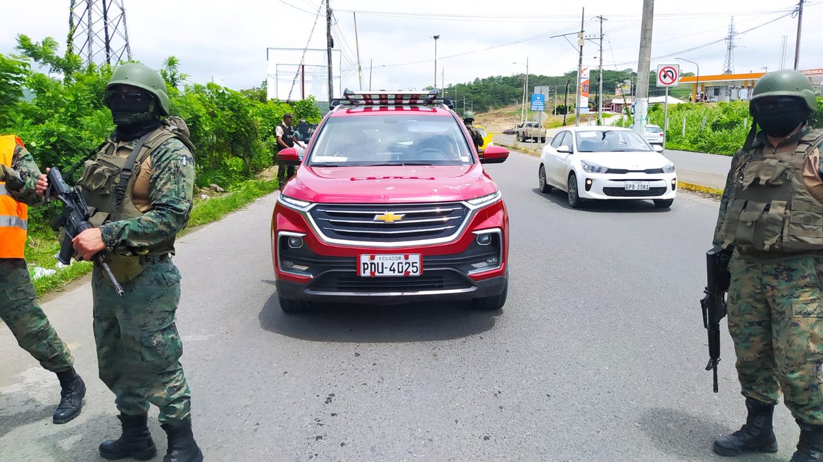 FFAAECUADOR's tweet photo. ✅️01 Arma de Fuego
✅️14 Municiones cal. https://t.co/6udttbM2lj 
✅️06 Terminales móviles
✅️4.190 Dólares americanos
✅️1 Millón de pesos colombianos 

Los aprehendidos y las evidencias fueron entregados a las autoridades competentes para los trámites de ley. https://t.co/pE4q5KyTmP