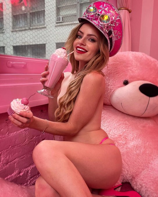 Sugar &amp; spice &amp; everything &hellip; naughty ;) https://t.co/9RvhAZXewo https://t.co/QOHVdkeE7T<a href="/tag/newprofilepic"class="tags"><span>#newprofilepic</span></a>
