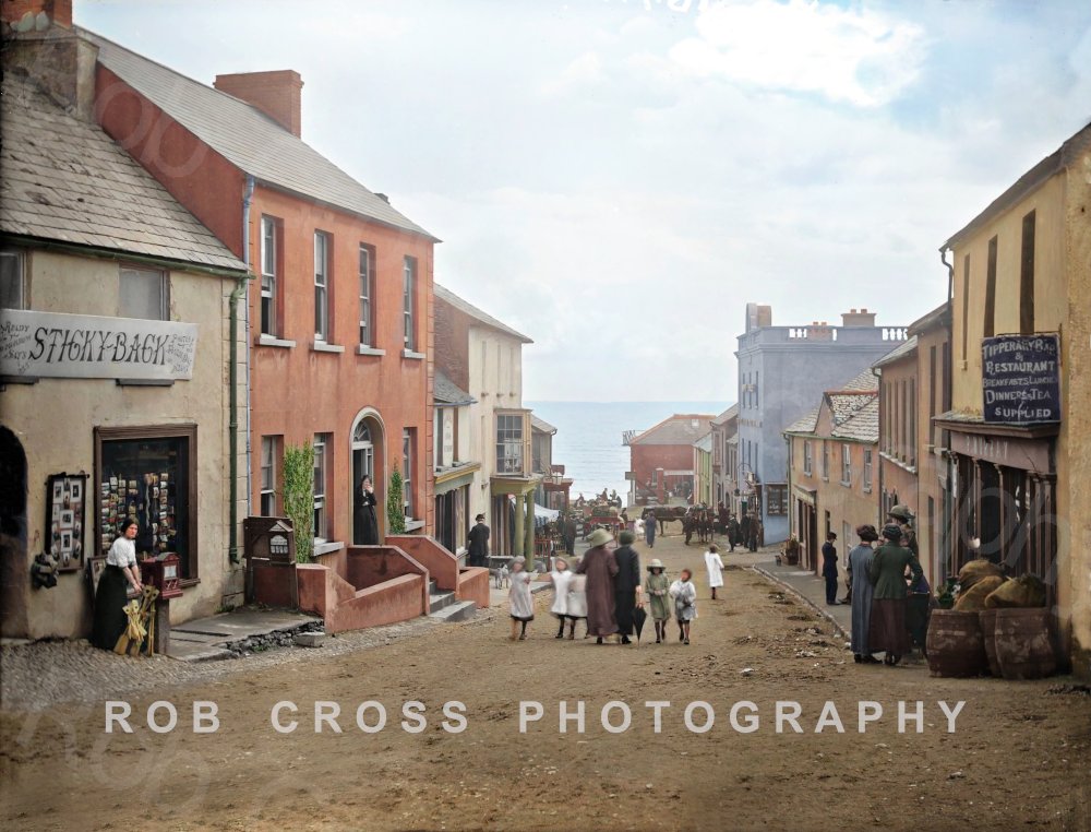 Bringing #Ireland's #History to Life 🇮🇪🏖️🖼️🍺
My colourised and restored c1910 Robert French photo of Strand Street in the seaside town of Tramore, Co. #Waterford featuring the novelty photography shop of "Stickyback Powers" and the Tipperary Bar &amp; Restaurant.
#heColourOfIreland