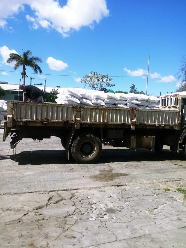 Continúa la distribución para el completamiento de la cuota de arroz 🍚 (7️⃣ libras) de la canasta familiar normada de febrero; de las 3️⃣6️⃣ mil toneladas que corresponden a la canasta del mes, se completan las mil 1️⃣1️⃣ pendientes.

#ComercioCuba62 #MejorEsPosible