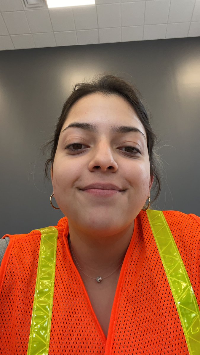 anaavictoriacg's tweet photo. De trabajar en McDonalds, cambiar sábanas de camas de hotel, pintar casas, trabajar en fábricas para volver a los trajes, el maquillaje y el cabello suelto. Si se puede 🤍🇺🇸 https://t.co/BpD94hqxec