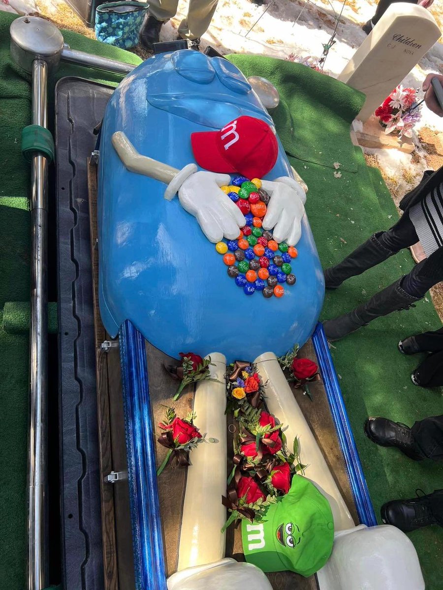 El_MPDigital's tweet photo. 🚨#Lanota 🚨🟢🔵LA SEPULTAN EN M&amp;M’s🔴🟠
Lejos de que todo fuera tristeza, la abuela se encargó de dejar el mejor recuerdo incluso en el momento póstumo, pues fue enterrada en un ataúd personalizado con chocolates de la marca M&amp;M’s.
Esto sucedió en Missisipi, Estados Unidos. https://t.co/NAluexB6Yd