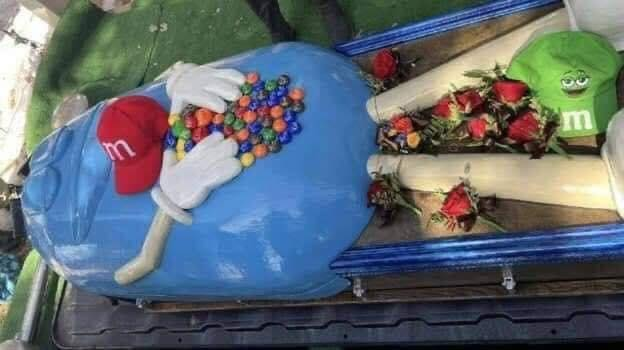 El_MPDigital's tweet photo. 🚨#Lanota 🚨🟢🔵LA SEPULTAN EN M&amp;M’s🔴🟠
Lejos de que todo fuera tristeza, la abuela se encargó de dejar el mejor recuerdo incluso en el momento póstumo, pues fue enterrada en un ataúd personalizado con chocolates de la marca M&amp;M’s.
Esto sucedió en Missisipi, Estados Unidos. https://t.co/NAluexB6Yd