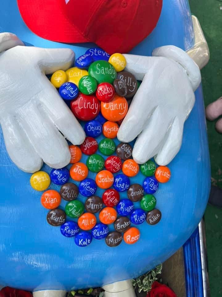 El_MPDigital's tweet photo. 🚨#Lanota 🚨🟢🔵LA SEPULTAN EN M&amp;M’s🔴🟠
Lejos de que todo fuera tristeza, la abuela se encargó de dejar el mejor recuerdo incluso en el momento póstumo, pues fue enterrada en un ataúd personalizado con chocolates de la marca M&amp;M’s.
Esto sucedió en Missisipi, Estados Unidos. https://t.co/NAluexB6Yd