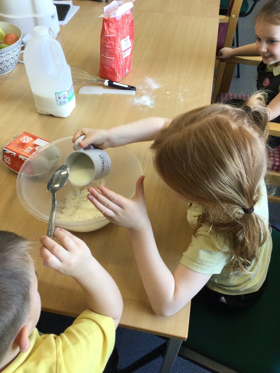 The children of Maple Class listened to the story ‘Mr Wolfs Pancakes’ and had a great time making their own. They looked delicious! @JanFearnly @ShroveTuesday
