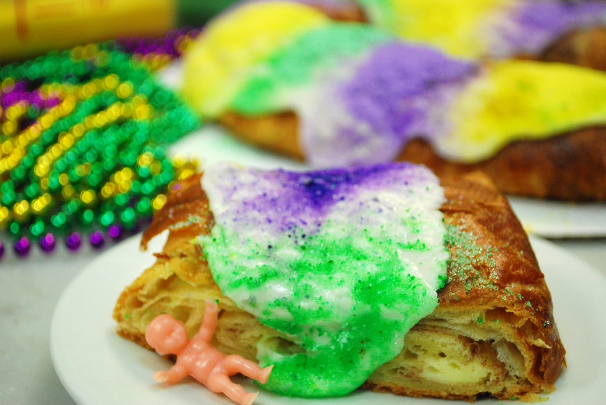 BayouBakery's tweet photo. #FatTuesday is HERE! We've got #KINGCAKES galore for walk-ins, available for just one hour! C'mon over to get your authentic #NewOrleans #KingCake from #NOLANative @chefdavidguas and make tonight a #MardiPardi! https://t.co/CCxxzfcBRt