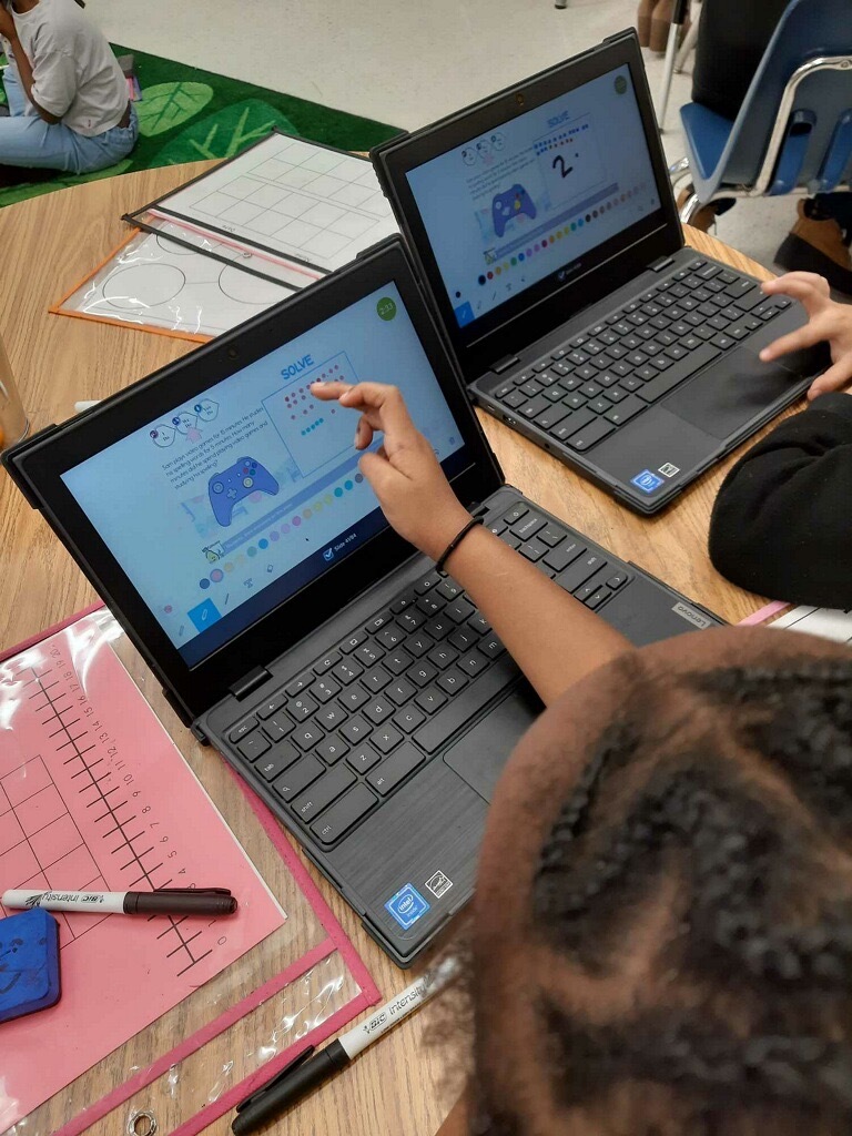 JasmineLSF's tweet image. 1st graders at @AlexanderElemen are loving @PearDeck! Students used the #drawit feature to solve word problems and check for mistakes. A simple lesson transformed into an interactive challenge! #edtechtools @EdTechGCS #teachersgrowingteachers #EaglesSOAR