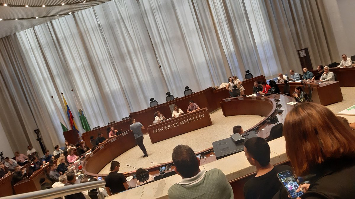 Presentes comunidades afectadas por el metro de la 80 🙌🏻💪🏻 #metrodela80 #medellin #concejodemedellin #edumedellin , no estamos obstaculizando el desarrollo  de la ciudad ,sólo escuchen la comunidad y sean justos 🙏🏻