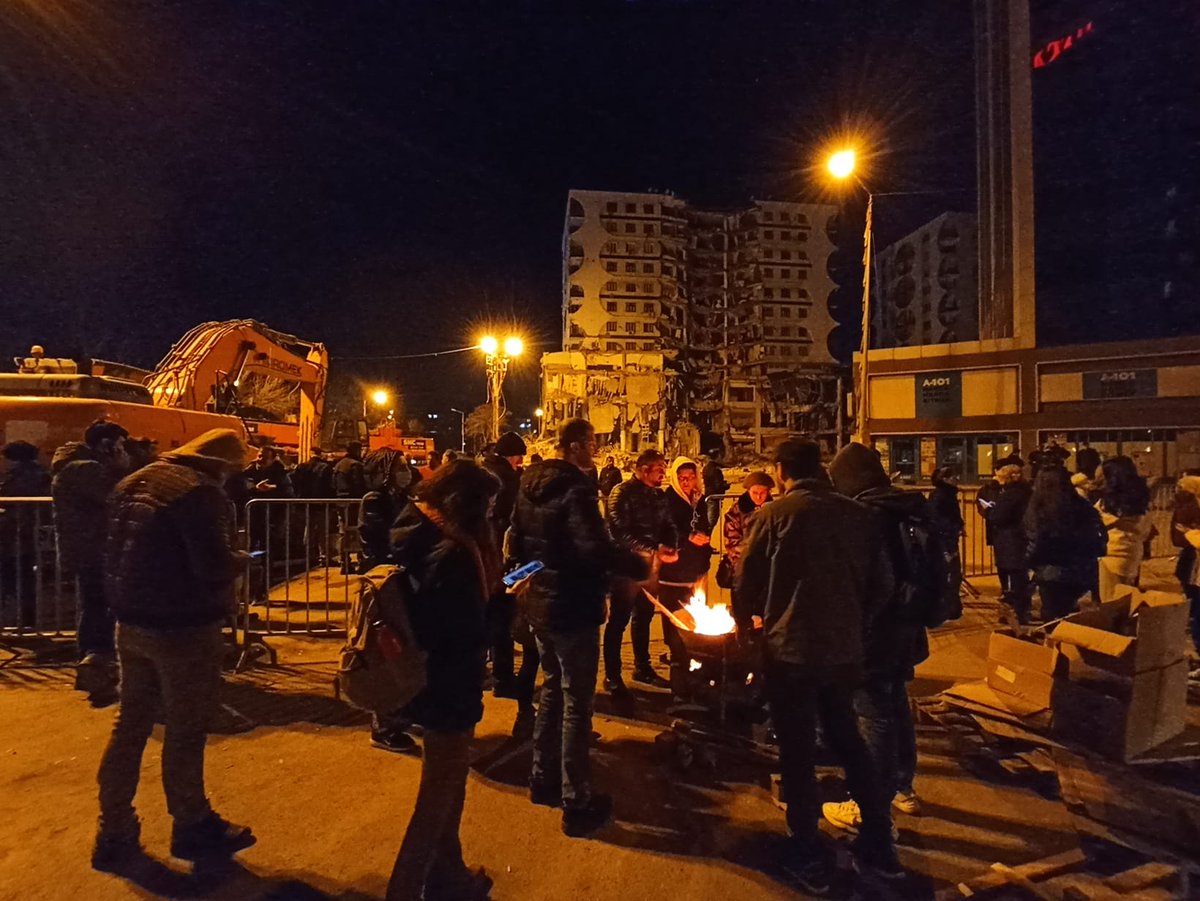 Acil: 50 metrelik asansör ihtiyacı!

AFAD ekipleri Diyarbakır Galeria'daki binalara geldi. Eğer 50 metrelik nakliye asansörü bulunursa girip hayvanları alacaklar. 

Eğer asansörü bulamaz ve gönderemezsek sabah binanın yıkımına başlanacak.