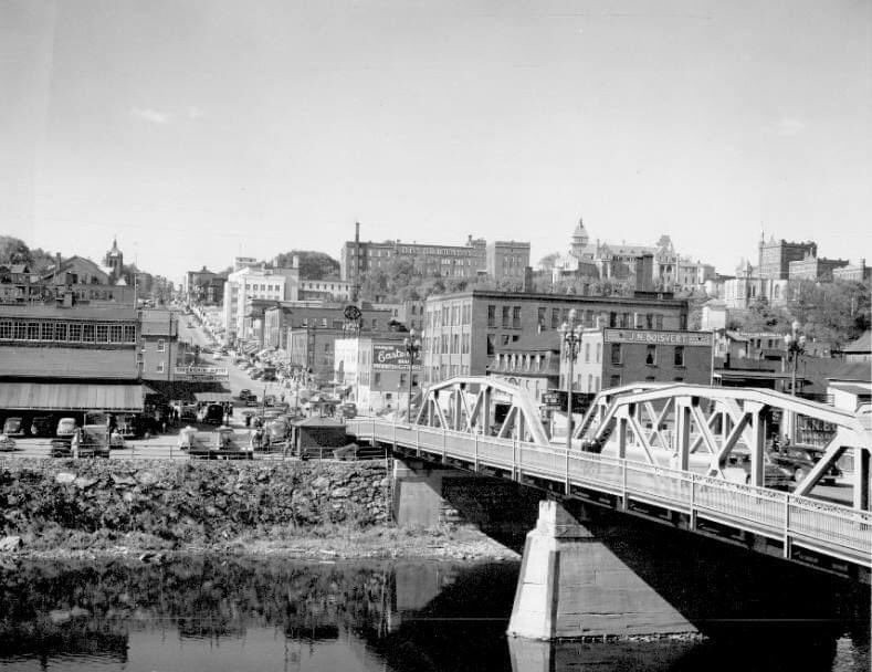 vsdlts's tweet photo. Le centre ville de #Sherbrooke en 1949. On aperçoit au premier plan le pont Aylmer, la rue King, tout en haut le Mont Notre-Dame et le séminaire Saint-Charles, la construction de la Cathédrale Saint-Michel est commencée. Sur la gauche le marché Lansdowne. https://t.co/MfFx1jpfbA