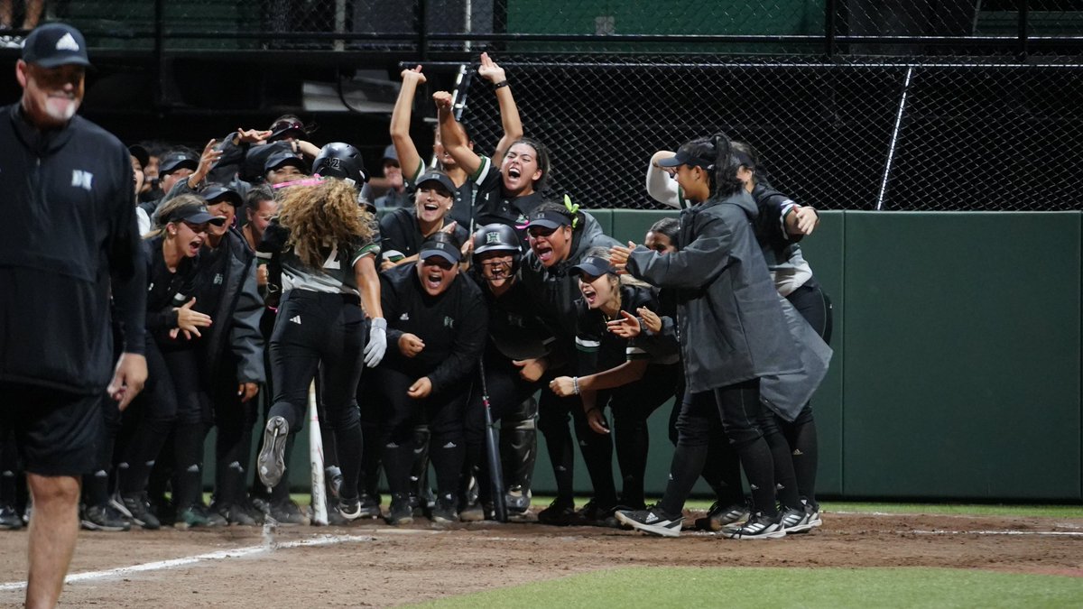 HawaiiAthletics's tweet photo. Get yourself a "Hype Crew." You'll never regret it! 

#GoBows https://t.co/7nhxLwbV2Q