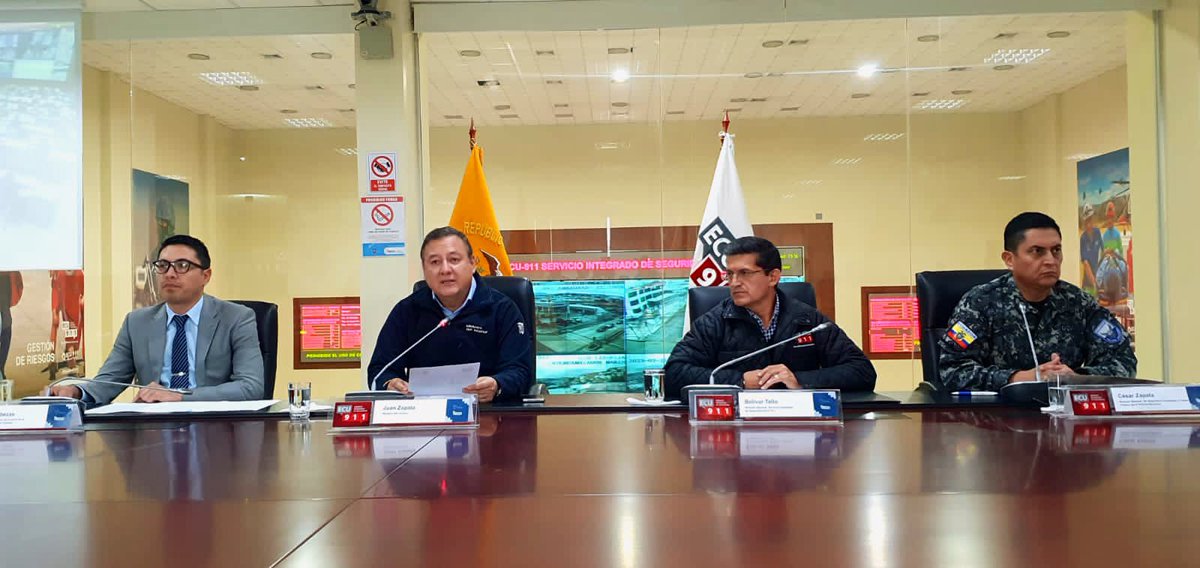 PoliciaEcuador's tweet photo. OPERATIVIDAD A NIVEL NACIONAL
Mediante rueda de prensa damos a conocer los resultados y el balance del #FeriadoDeCarnaval.
Preside, Ministro @CapiZapataEC, #GraDCésarZapata #DGSCOP y más autoridades.
🔴EN VIVO: https://t.co/DTSES7e55T https://t.co/grQZCYOJvf