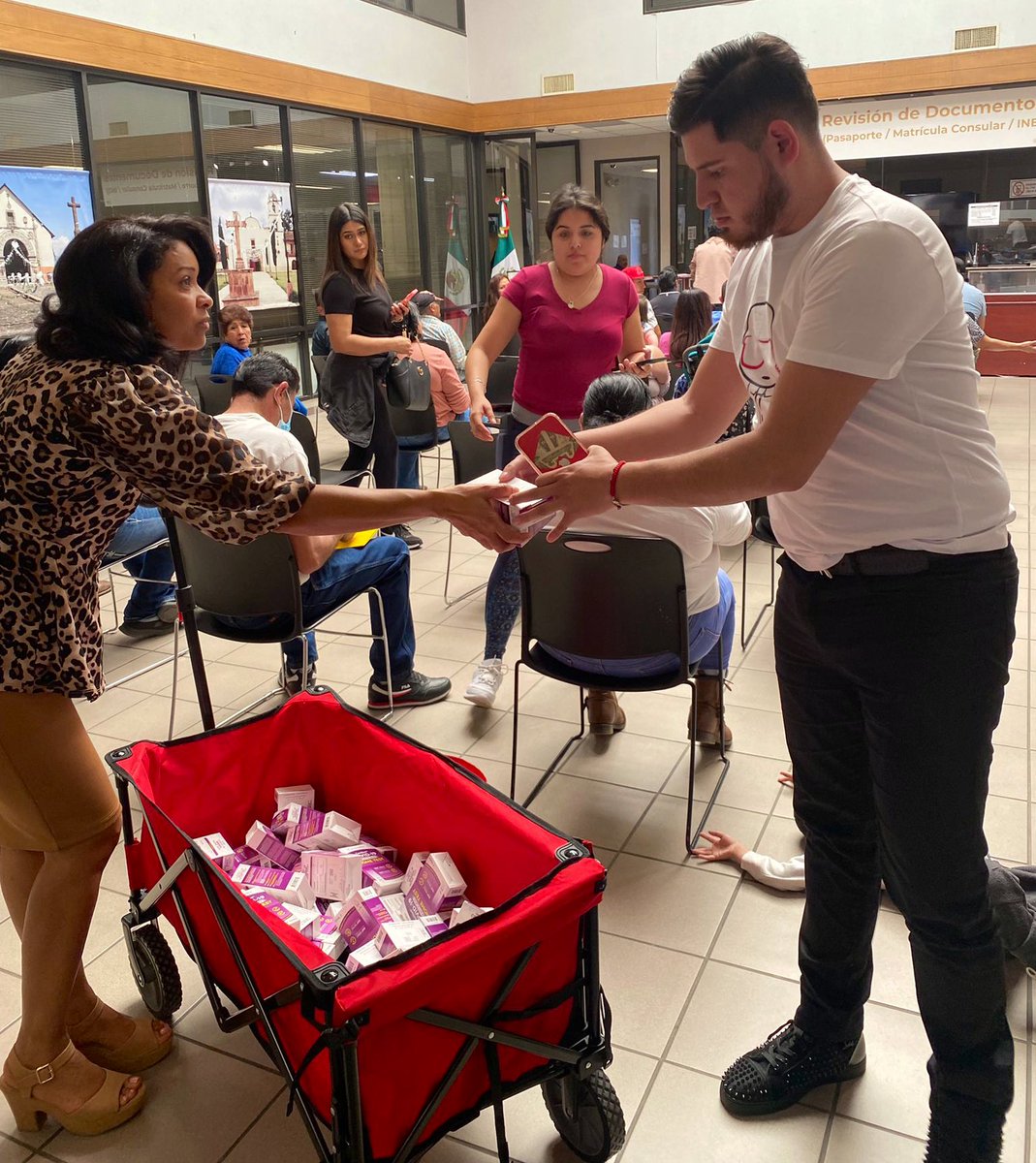 Nuestras queridas Dra. Cristy y Meche -guerrera incansable 🎀- de Ventanilla de Salud <a href="/ConsulMexDal/">ConsulMexDal</a>, hoy repartiendo pruebas de #COVID entre el público, no me canso de agradecer su labor y cariño!!