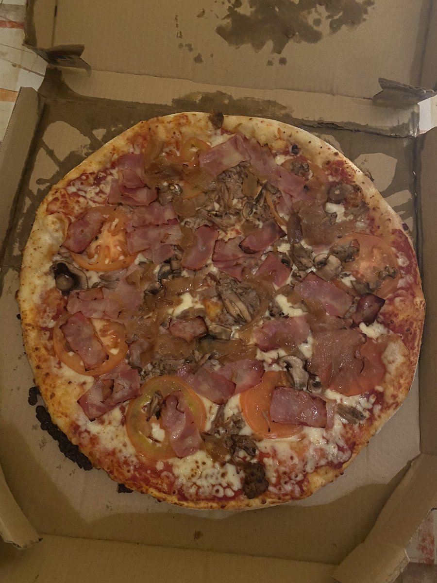 Xema_Gonzalez's tweet photo. @DominosPizza_ES No entiendo muy bien que ha podido pasar para que el envase venga totalmente mojado (no llueve) para colmo pido pagar con datáfono y no tiene batería. https://t.co/jerWTGLeXY