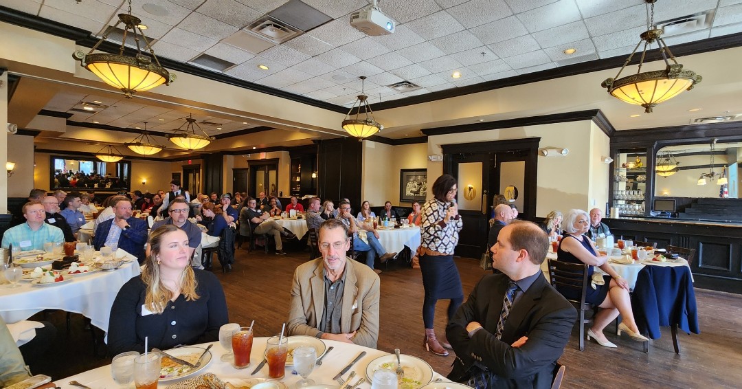 ifmanashville's tweet photo. Great presentation today in a packed room by Debra Sunderland with Sunderland Coaching talking to members and guests about how to accomplish more with less stress. #ifmanashville #chapterofchoice #stressless #breath #bethechange #nashvilletn https://t.co/ir3hrcJRzP