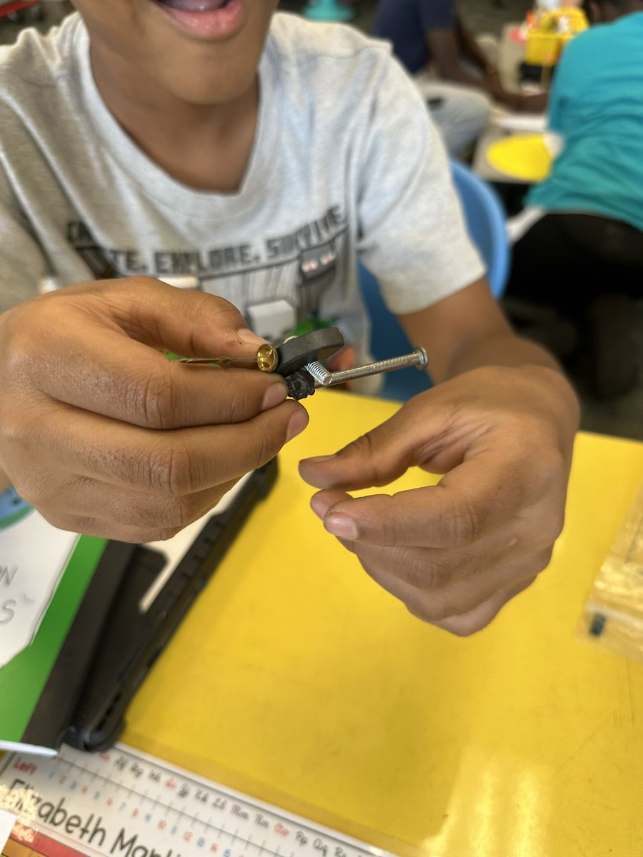 MsAllynsClass's tweet photo. So much fun experimenting with magnets today! #scientistsintraining #4thgraderocks #HandsOnLearning https://t.co/yuZB0rVB45