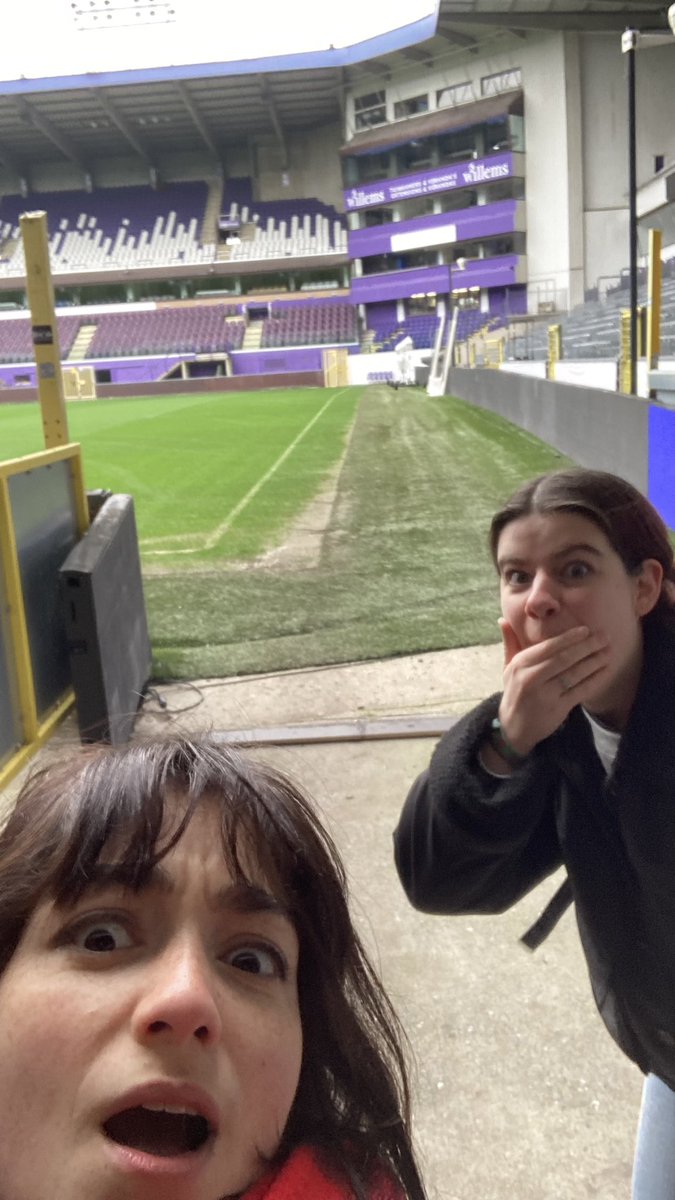 aimyvb's tweet photo. Vandaag hebben we de kans gekregen om de ballen van JCVD en het gras van RSC Anderlecht aan te raken ❤️🔥
PS: feeling blessed #beton. #Anderlecht #RITCS #JCVD #gras #schooltaak #slay https://t.co/GjvQrV4Dwt