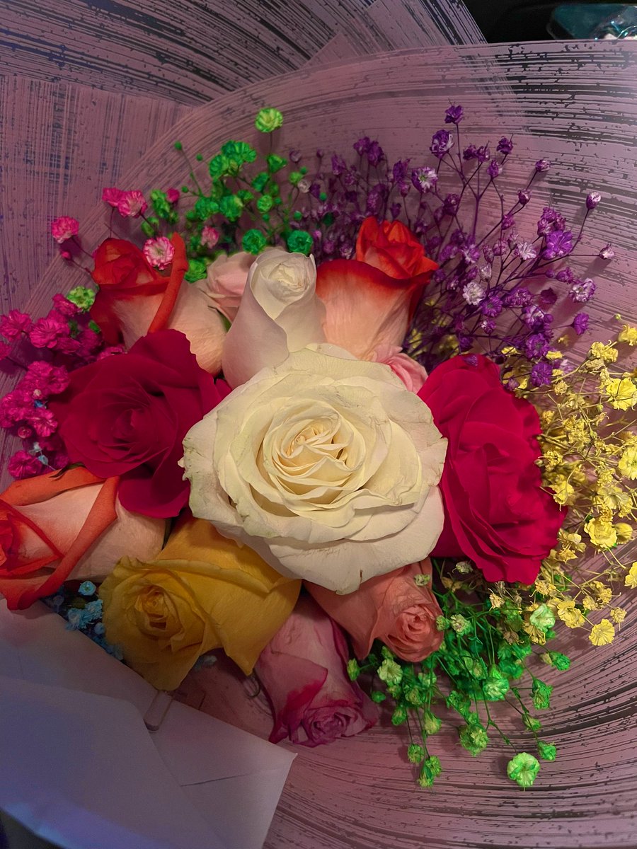 Lauritagar_za's tweet photo. Las flores que me regaló el @adaliidvalenz ❤️😍 https://t.co/Njl4wB2N8B