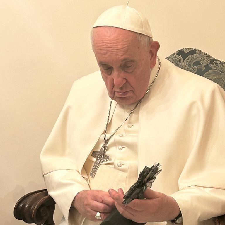 GrzegorzKurpSAC's tweet photo. Dziś  Papież  Franciszek przyjął na prywatnej audiencji naszego  współbrata  ks. Vyacheslav Grynevych SAC, dyrektora wykonawczego Caritas-Spes Ukraine. ks. Wiaczesław podarował Ojcu Świętemu krzyż wykonany z gruzu rozbitych okien jako symbol wojny. https://t.co/GKezW3XuDj