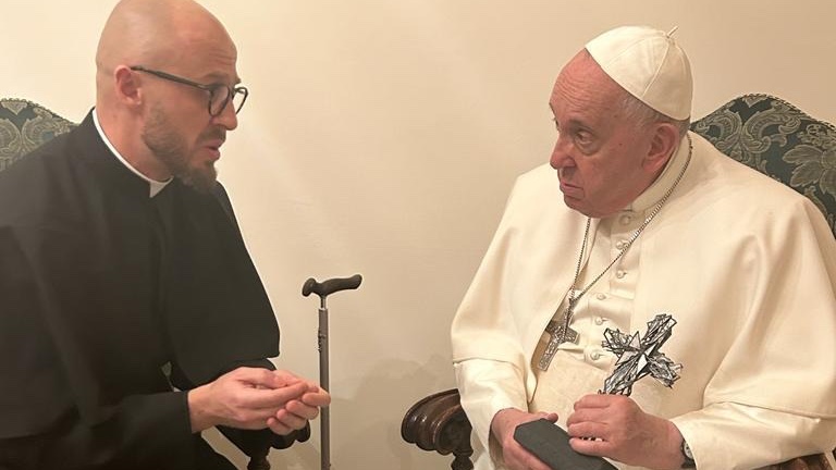 GrzegorzKurpSAC's tweet photo. Dziś  Papież  Franciszek przyjął na prywatnej audiencji naszego  współbrata  ks. Vyacheslav Grynevych SAC, dyrektora wykonawczego Caritas-Spes Ukraine. ks. Wiaczesław podarował Ojcu Świętemu krzyż wykonany z gruzu rozbitych okien jako symbol wojny. https://t.co/GKezW3XuDj