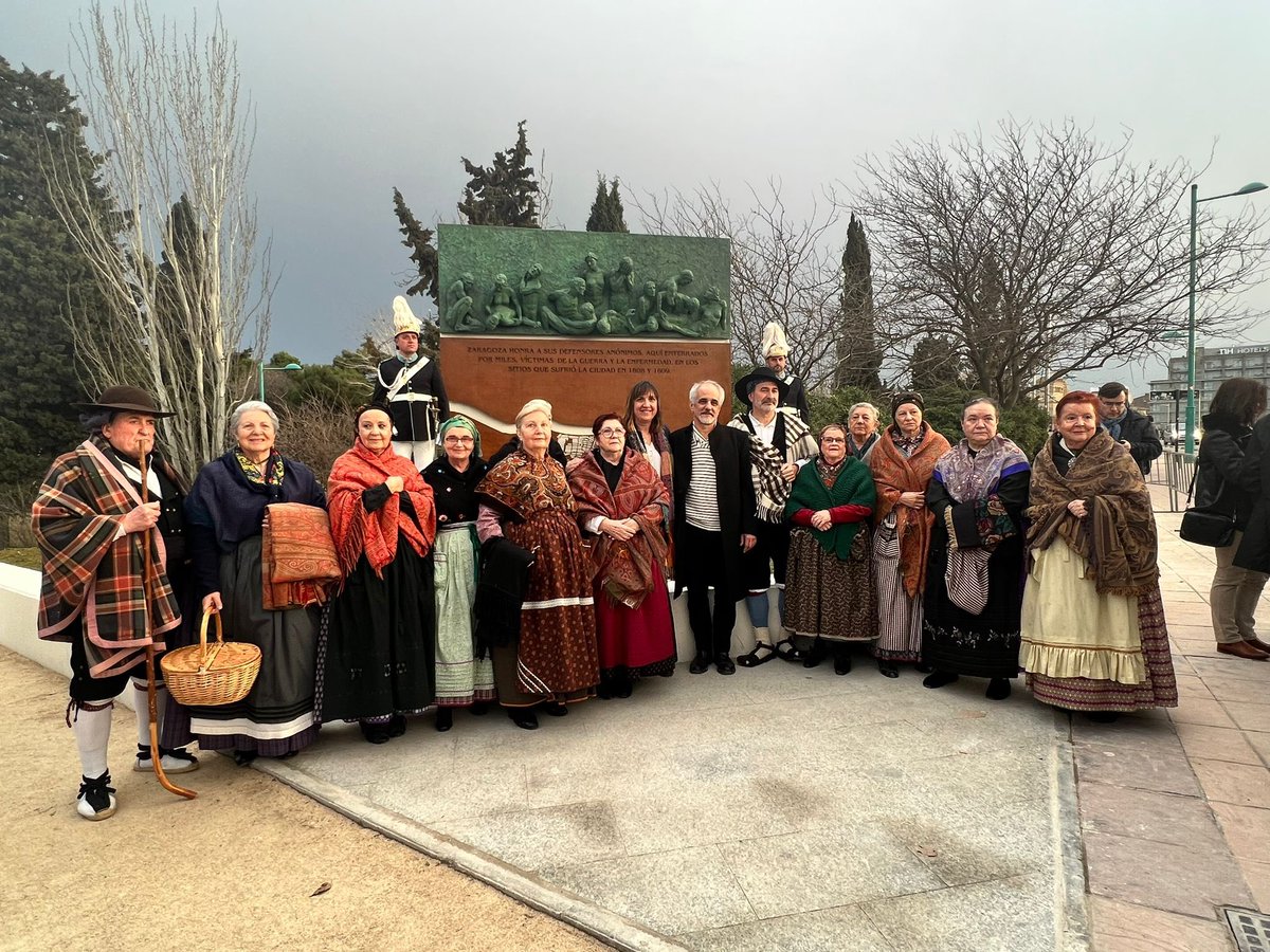 lolaranera's tweet photo. 📸 Día grande en #ElRabal que dignifica el esfuerzo de nuestros héroes durante los Sitios de Zaragoza.
Un monumento en el Parque Macanaz, impulsado por el movimiento vecinal, honra desde hoy la memoria de más de 10.000 zaragozanos que lucharon en la Guerra de la Independencia. https://t.co/0fzDizWQYv