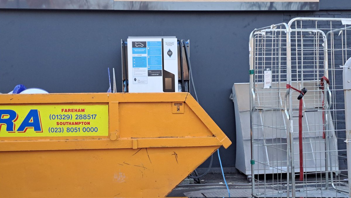 vw_syncro_ev's tweet photo. @jamiejones85 @GeniePointEV @InstaVoltUK @bppulseuk @Pod_Point This @GeniePointEV hasn't worked for months. Now it has a skip in front of it. https://t.co/vTRHiFLeqm