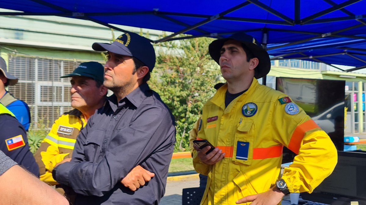 CONAFBiobio's tweet photo. 🔴 AHORA: Se realiza una nueva reunión de coordinación en el puesto de comando unificado del incendio Santa Ana, que afecta a #Coronel.

Representantes de #Conaf @Arauco_cl @SomosCMPC #Bomberos y delegaciones extranjeras evalúan la proyección del siniestro y coordinan recursos. https://t.co/iUnvUGnVik