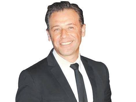 gonzalopolis's tweet photo. Acusan a @TenochHuerta @LaMZapata y @poderprieto_mx de inventar y exagerar el problema de racismo en nuestra industria cinematográfica pero todos los días los hechos les dan la razón. Hoy: Juan Manuel Bernal haciendo brownface. Está al centro de la foto por si no lo reconocen. https://t.co/gtXyGPxDTq