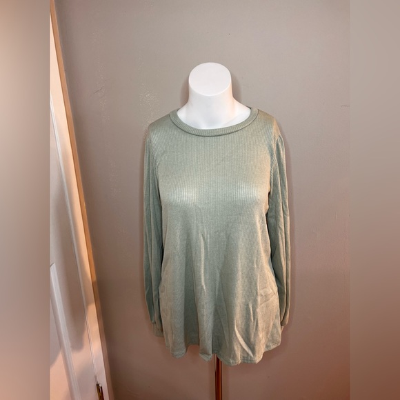 lschuster17's tweet photo. So good I had to share! Check out all the items I'm loving on @Poshmarkapp #poshmark #fashion #style #shopmycloset #perfectpeach #oldnavy #firstlove: https://t.co/9CQaweQlE8 https://t.co/5HX0r6WRZH
