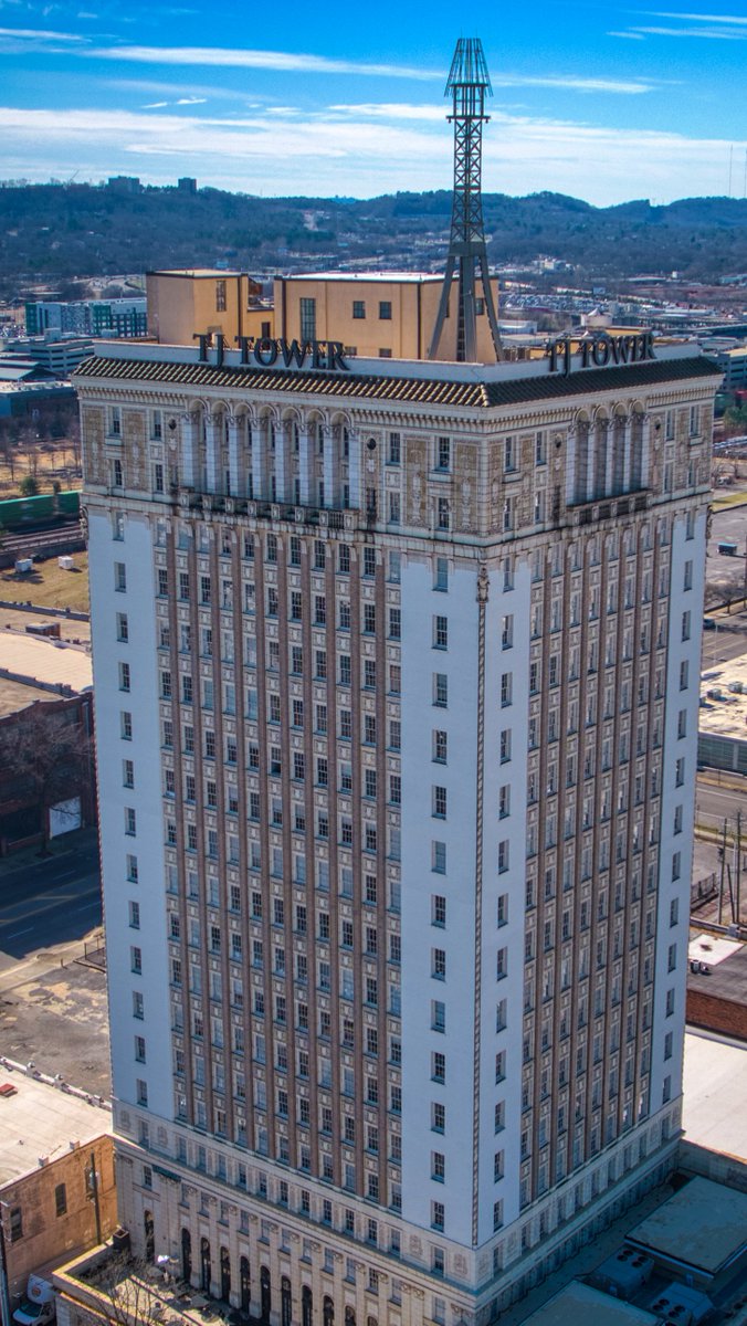 Arctyx_Creative's tweet photo. Thomas Jefferson Tower in #downtownBirmingham.
#dronephotography #bham https://t.co/VXMFNjLjc6