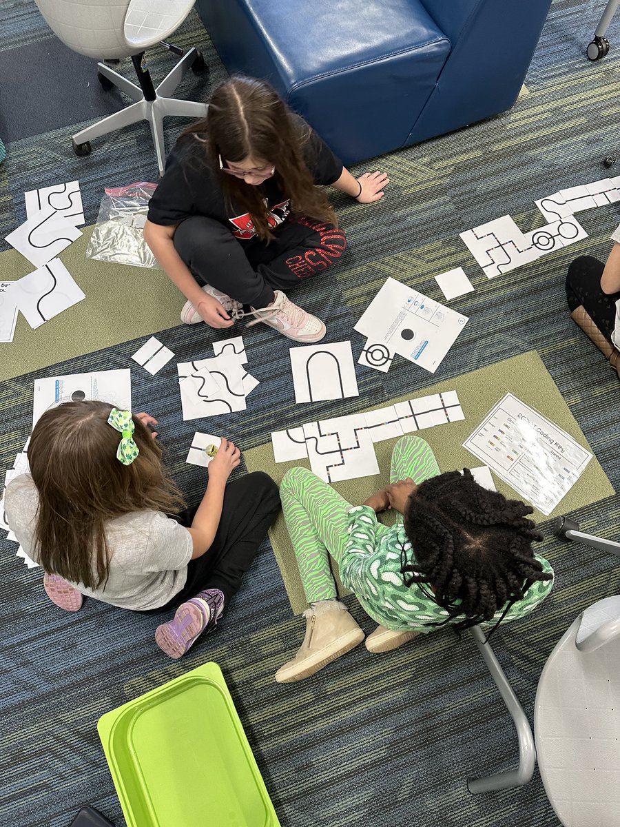 mslesser79's tweet photo. 4th graders had fun building tracks for their Ozobots! Thanks @teachtech79! #robotics https://t.co/tK0opQjWag