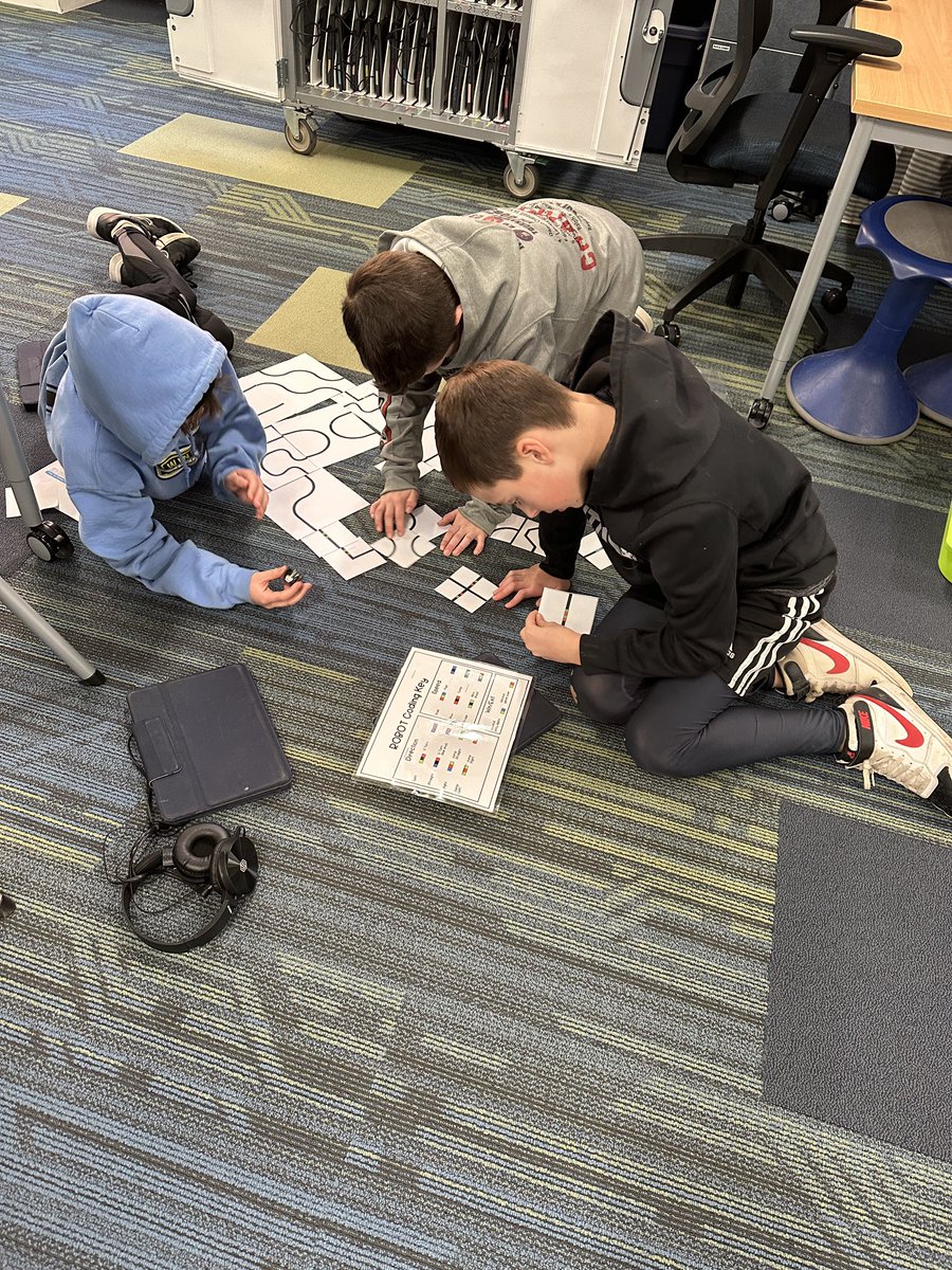 mslesser79's tweet photo. 4th graders had fun building tracks for their Ozobots! Thanks @teachtech79! #robotics https://t.co/tK0opQjWag