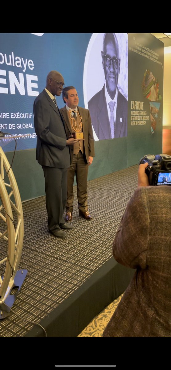 seneabdou_sene's tweet photo. Très reconnaissant au #Maroc de m’avoir honoré du Prix d’honneur du Forum Africa 21 sur la Souveraineté hydrique-énergétique-alimentaire #Afrique. Une reconnaissance au succès historique @WaterForum9 et au #BlueDeal sur la sécurité de l’eau #Dakar #Senegal @PR_Senegal @GwpWaf https://t.co/Z9Yu54SdPQ