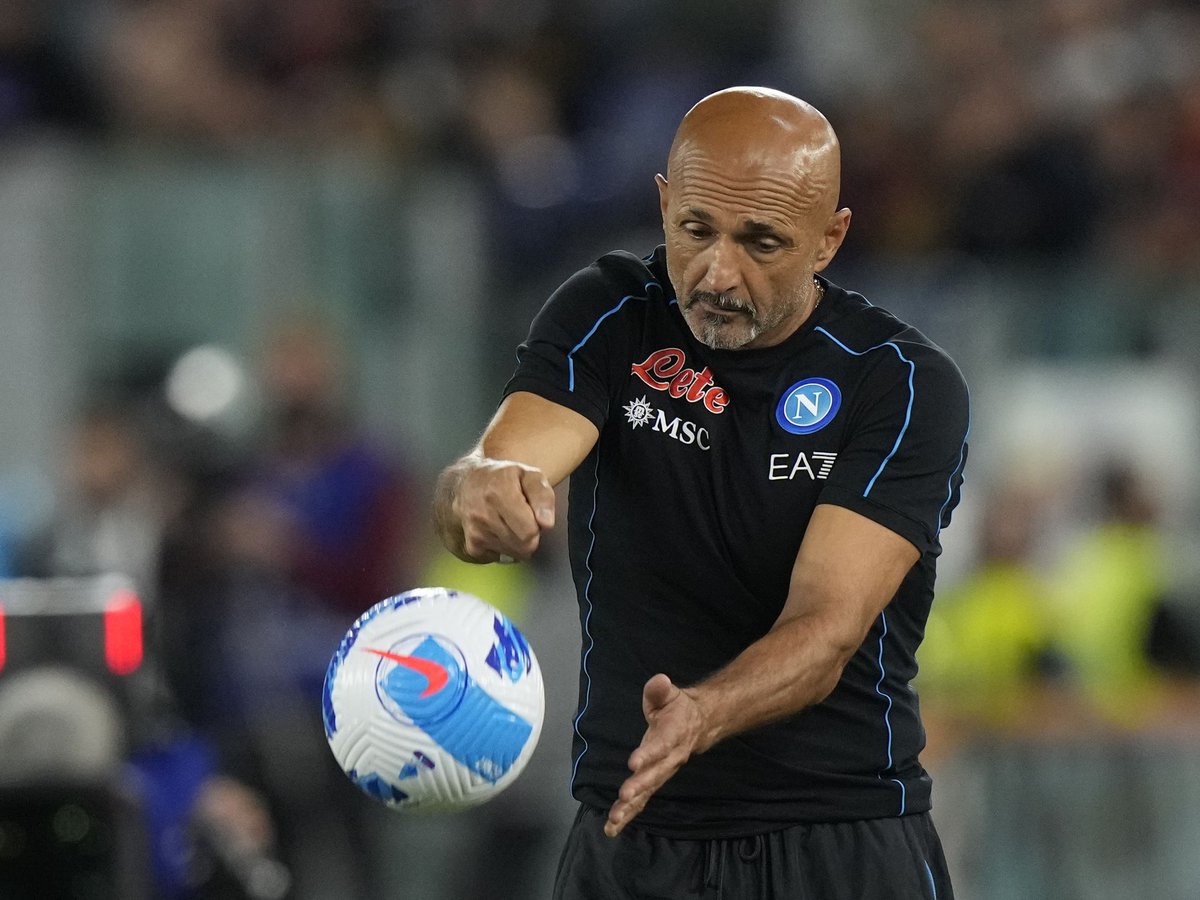Luciano Spalletti como jugador llegó a la tercera división italiana...

...como entrenador lleva el Napoles líder en la Serie A...

...no la gana desde hace 32 años...

...está a un paso de cuartos de champions...

...no hace falta ser un gran jugador,para ser un gran entrenador.