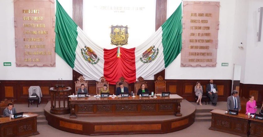 ¡Buenas tardes! 👋
Hoy desde el #Congreso 🏛️ terminamos el periodo permanente, hoy fui presidente de la mesa directiva. Es un honor haber presidido algunas sesiones este mes
#Voycontigo✌️#HugoDavilaDiputado