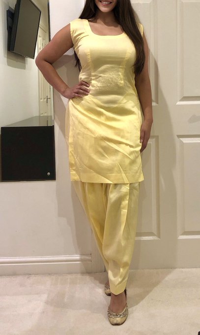 Felt like wearing something traditional for you tonight...✌🏽 https://t.co/8VPySYTfdx