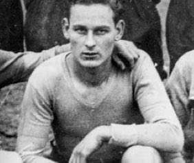 CarlesVinyas's tweet photo. #taldiacomavui fa 79 anys era afusellat a mans dels nazis Rino Della Negra, futbolista del Red Star de París i membre de la Resistència francesa. El 1942 s’havia integrat a una unitat de franctiradors i partisans comunistes https://t.co/xYSQWHmSgU
