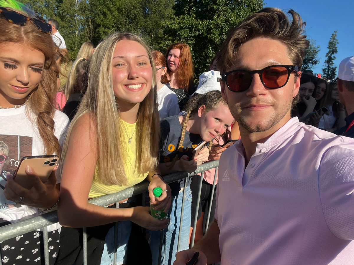 stylessangell's tweet photo. wait btw i met niall this summer i forgot to tell everyone so here’s us! https://t.co/Htim8dGGYv