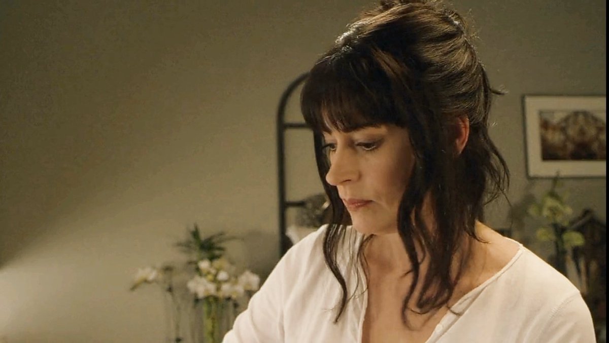 forprentiss's tweet photo. OKAY BUT HEAR ME OUT.. can we have this emily prentiss hairstyle again but in her beautiful grey hair now 🥺 please please please, make it happen @criminalminds @pagetpaget - https://t.co/avoT7uH25f