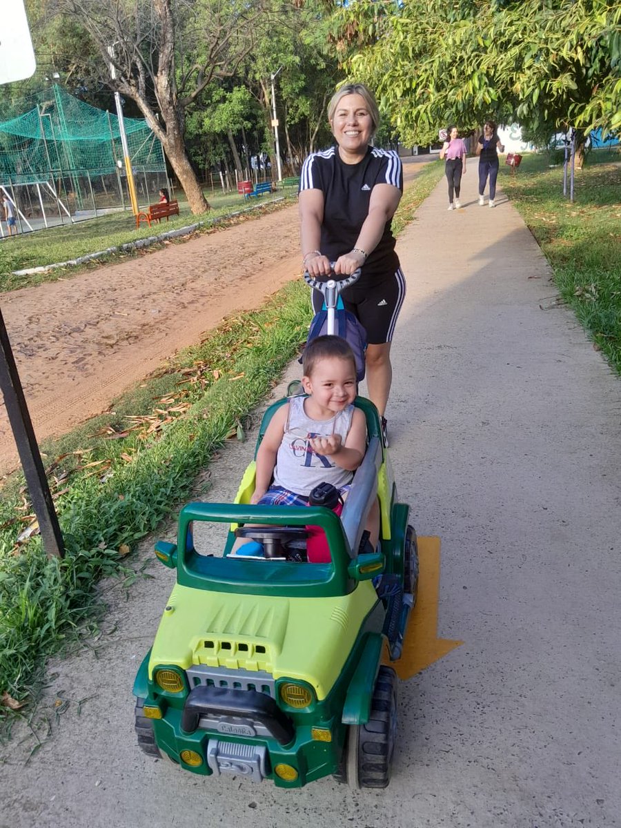 MartaSoriaB's tweet photo. Vaaamooos deee paseeooo, en un auto feeeoo…. Pip pip pip #miliki #mitutu https://t.co/mmh0YByboo