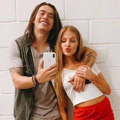 choquei's tweet photo. 🚨FAMOSOS: Luísa Sonza posta stories assistindo o novo show de humor do ex Whindersson Nunes na Netflix. https://t.co/hTl4RoNtn5