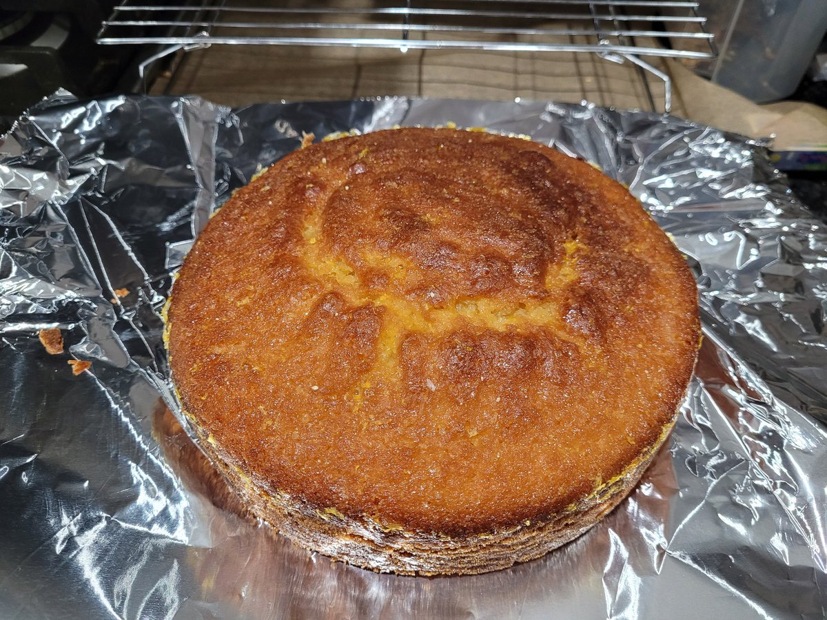 missmatherbakes's tweet photo. Many pancakes and a lemon drizzle cake made, all after work.  Love me some pancakes, even the cake is smiling 🥞 🍋 😃 #PancakeDay #lemondrizzle https://t.co/0IPGzU9UKy