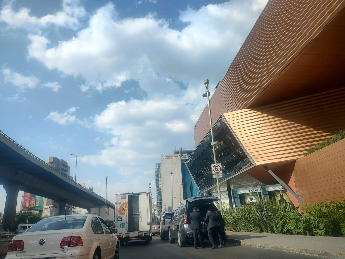 joosbkr's tweet photo. @OVIALCDMX @SSC_CDMX nos apoyan retirando vehículos por favor, los señores se encuentran hasta comiendo. https://t.co/k4ykHOIRTC