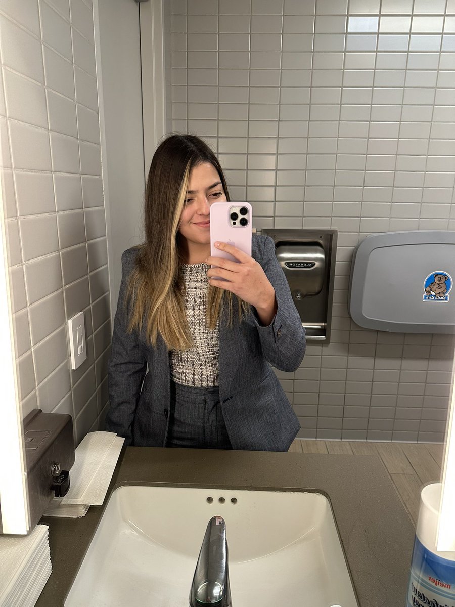 anaavictoriacg's tweet photo. De trabajar en McDonalds, cambiar sábanas de camas de hotel, pintar casas, trabajar en fábricas para volver a los trajes, el maquillaje y el cabello suelto. Si se puede 🤍🇺🇸 https://t.co/BpD94hqxec