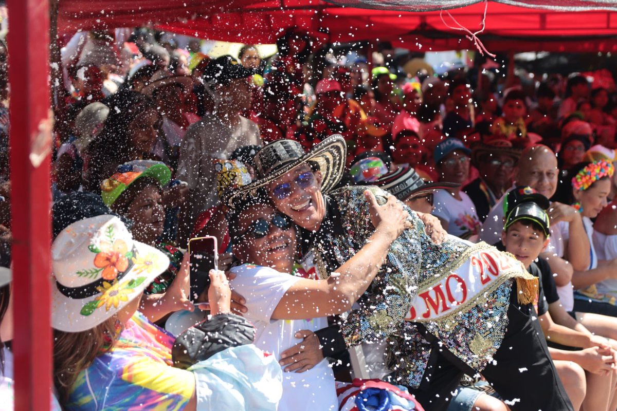 Sebastiang2023's tweet photo. ¡Te nos fuiste pero me dejaste el amor de tu pueblo! ❤️ Hoy acompañe a mis carnavaleros en el Desfile de la 84 para despedirme de cada uno de ellos. 🫶🏼 https://t.co/CDmmcOuOTC