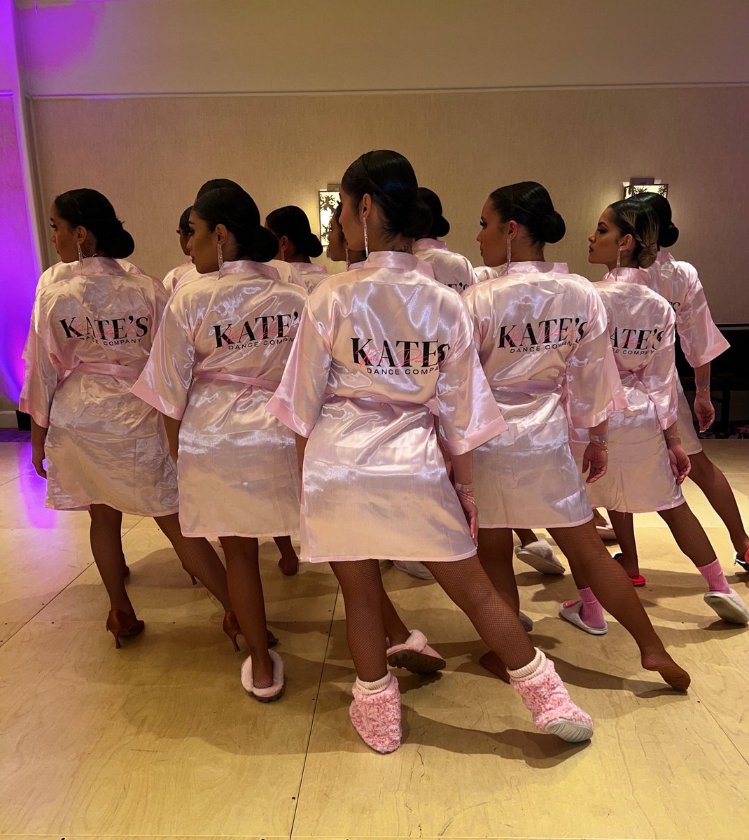 KateKatlynx's tweet photo. My sisters 💗 #KDC4E #FIWB #F2TF https://t.co/4IPlcVkMCA