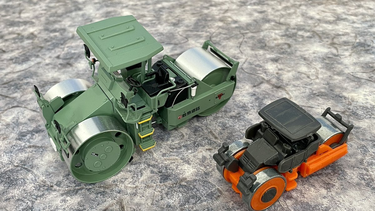 20sarasa's tweet photo. プラッツさんから1/50スケールのSAKAI（酒井重工業）ロードローラ「R2-4マカダムローラ」の試作品をお貸し頂けました😊

最大積載量や軽油などのステッカーの再現度が素敵✨

オレンジのロードローラーはトミカのマカダムローラです👍

動画はこちら↓
https://t.co/OZFxMLwsjS https://t.co/My3niwGpoH