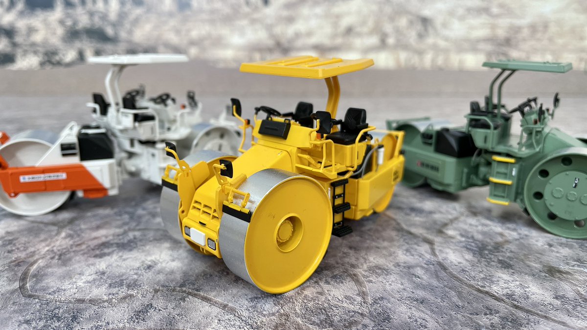 20sarasa's tweet photo. プラッツさんから1/50スケールのSAKAI（酒井重工業）ロードローラ「R2-4マカダムローラ」の試作品をお貸し頂けました😊

最大積載量や軽油などのステッカーの再現度が素敵✨

オレンジのロードローラーはトミカのマカダムローラです👍

動画はこちら↓
https://t.co/OZFxMLwsjS https://t.co/My3niwGpoH