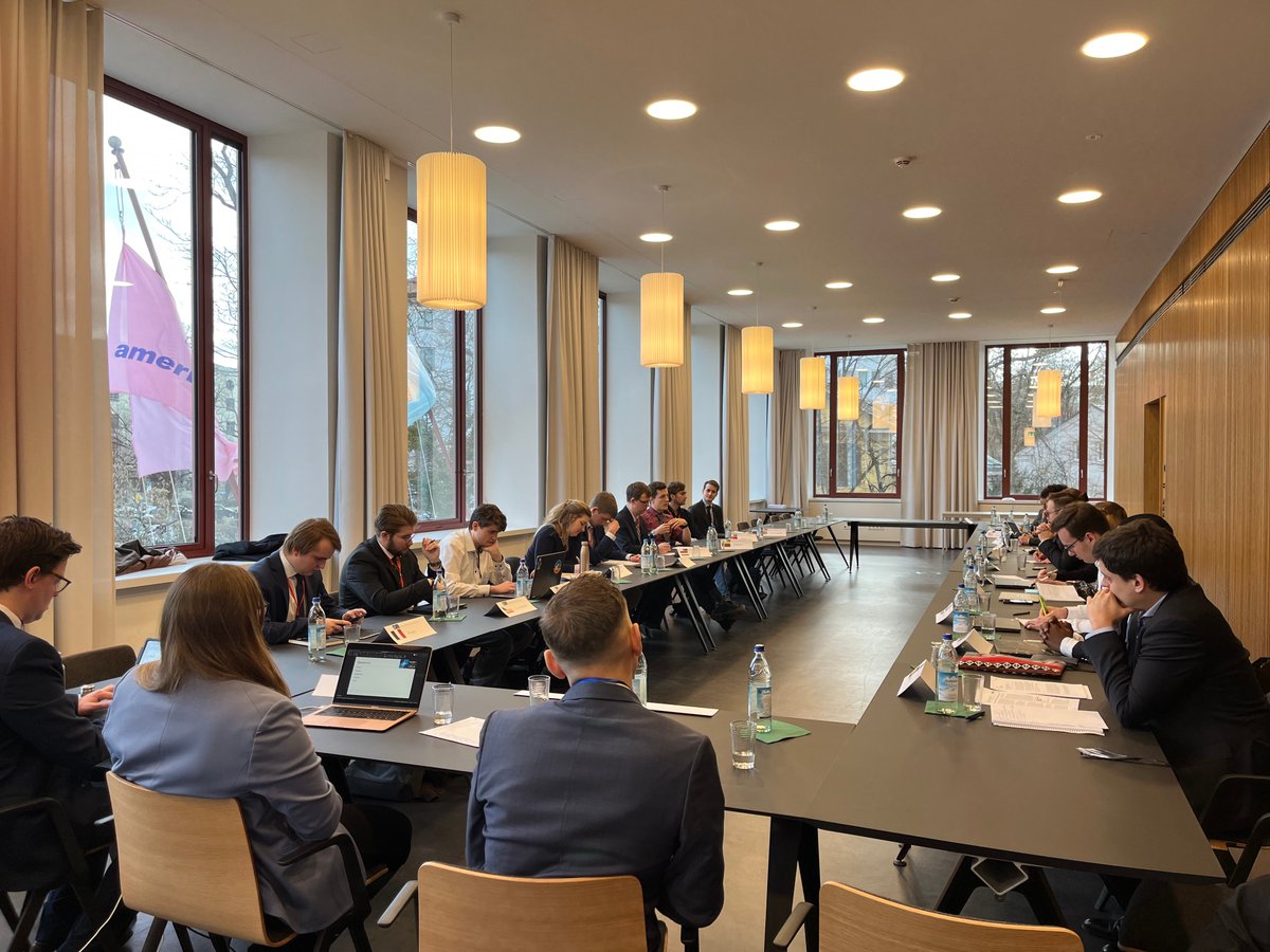 EuropeanForumeV's tweet photo. Our NATO crisis simulation this year dealt with a scenario in the Arctic and the participants had to make delicate decisions and hold difficult discussions. https://t.co/lYwxI6t88w
