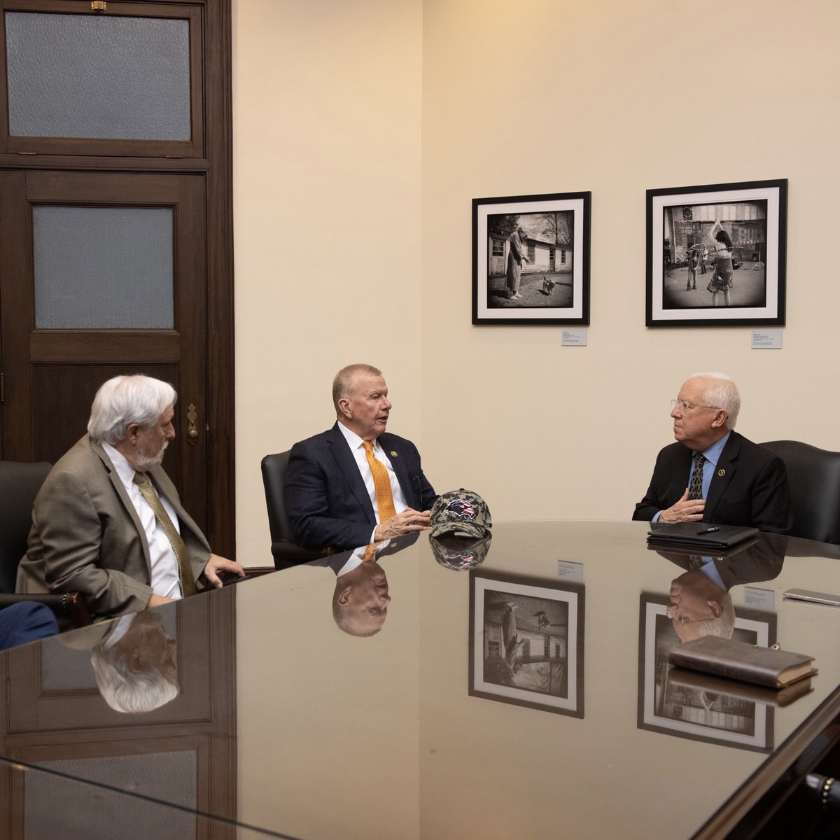 RepEzell's tweet photo. This afternoon, I met with Dr. Joe Paul and the @SouthernMiss administration to hear about the amazing things going on at USM.

As an alum, I'm honored to be able to represent Southern Miss and its students, faculty, and staff in Congress. https://t.co/xBOqPaxhvk